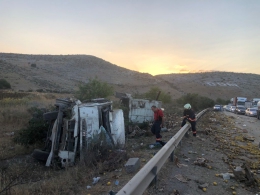 Tarsus'ta freni patlayan limon kamyon şarampole devrildi