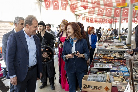 Meral ve Vahap Seçer Çifti Antika Pazarı'nda