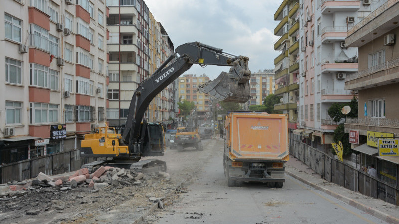 Büyükşehir, Yılan Hikayesine dönen Tarsus Sunay Atilla Üst Geçidini Hızla Yıkıyor 