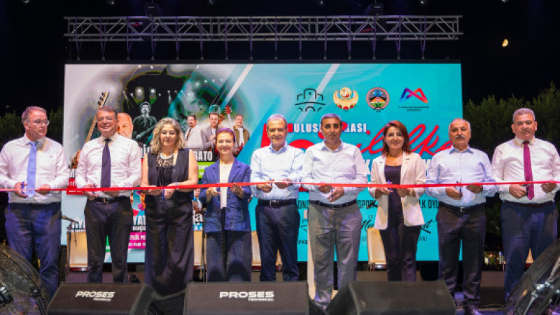 Başkan Seçer ve Meral Seçer, 52. Silifke uluslararası müzik ve folklor festivalinde 