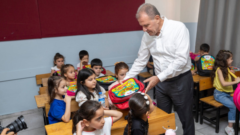 Öğrencilerin İlk Çantaları Vahap Seçer Amcalarından