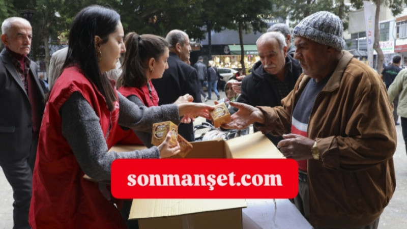 Mersin Büyükşehir Regaip kandili'nde 15 Bin Kandil Simidi dağıttı