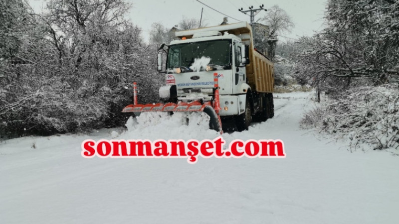 Mersin Büyükşehir ekiplerinin Kar mücadelesi gece de devam ediyor