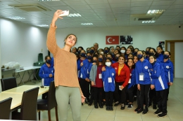 Milli Voleybolcu Beren Yeşilırmak, Kır Çiçekleri'ni Ziyaret etti