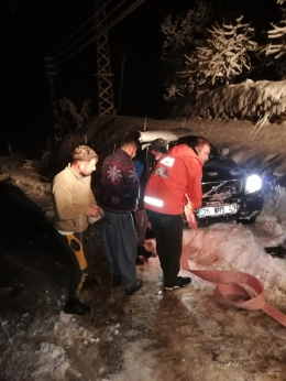 Mersin Büyükşehir Ekipleri Karlı Yolları Temizledi, Mahsur Kalanları Kurtardı
