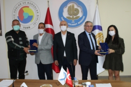 Tarsus Ticaret Borsası'ndan Emekli Olan Personele Plaket