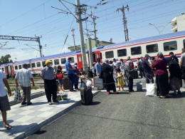 Tarsus Yenice’de tren yanlış makasa girdi, yolcular tahliye edildi