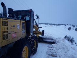 BÜYÜKŞEHİR EKİPLERİ KARLI YOLLARI TEMİZLİYOR