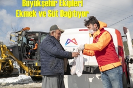 Büyükşehir Ekipleri Karla Kaplı Kırsalda Süt ve Ekmek Dağıtıyor