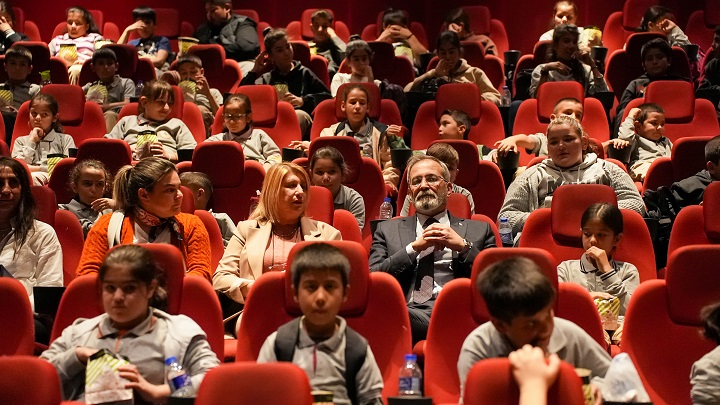 Başkan Bozdoğan, Çocuk Hakları Gününde Çocuklarla Film İzldedi