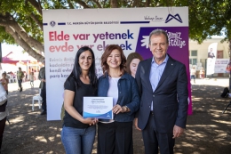 Vahap-Meral Seçer, Evimiz Atölye Projesinin Eğitim Sertifikalarını Verdi