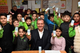 Büyükşehir Şimdiye Kadar 4.5 Milyon adet kutu Süt Dağıttı