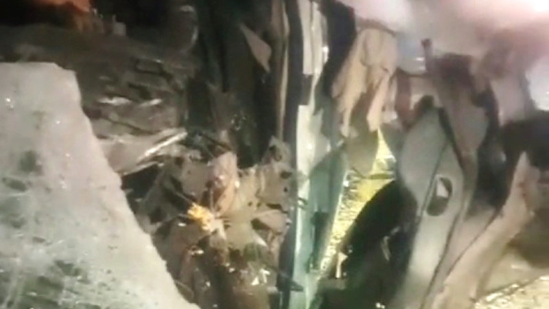 Tarım İşçilerini Taşıyan Minibüse Kamyon Çarptı: 14 Yaralı