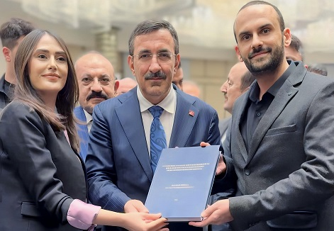 Doç.Dr.Özbozkurt ile Dr.Yeşilkuş, Nörostratejik Yönetim Çalışmasını Cevdet Yılmaz'a Sundu