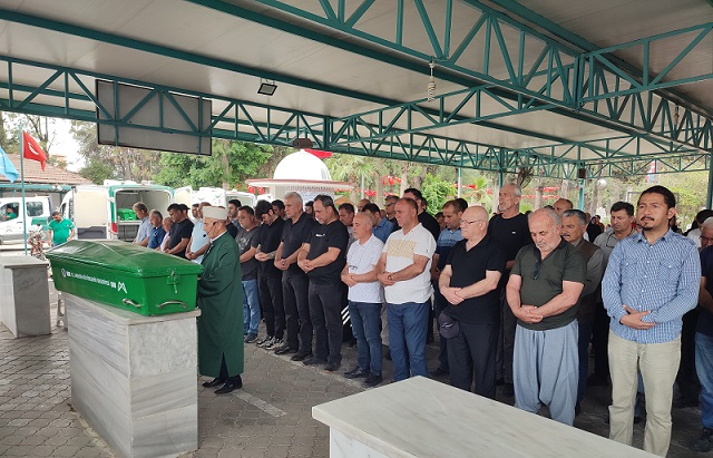 Mersin-Adana otoyolundaki kazada ölen Ayla Teymen Tarsus'ta toprağa verildi