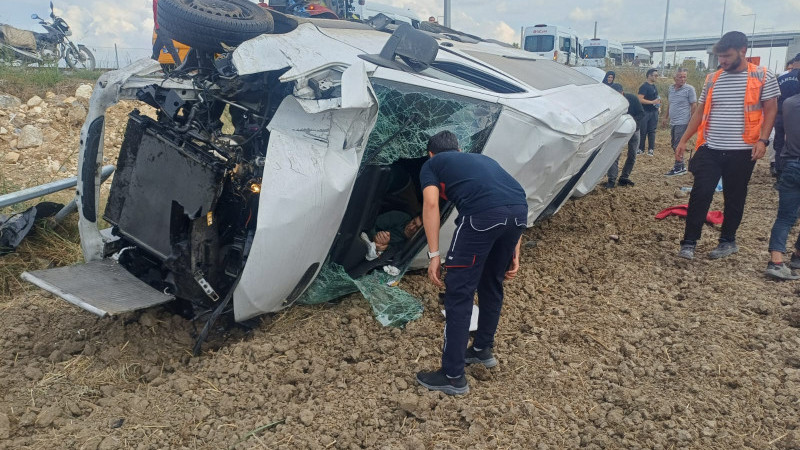 Tarsus'a THY Servis aracı devrildi 4 yaralı