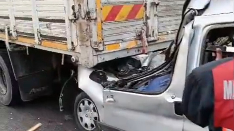 Tarsus'ta hafif ticari araç kamyonun altına girdi 3 ölü 3 yaralı