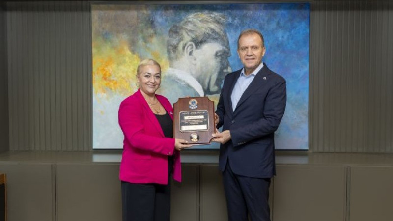 Vahap Seçer'e, Melvin Jones Fellowship Dostluk Ödülü verildi