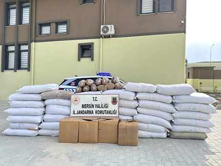 Tarsus'ta Jandarmadan Kaçak Tütün Operasyonu: 3 Gözaltı