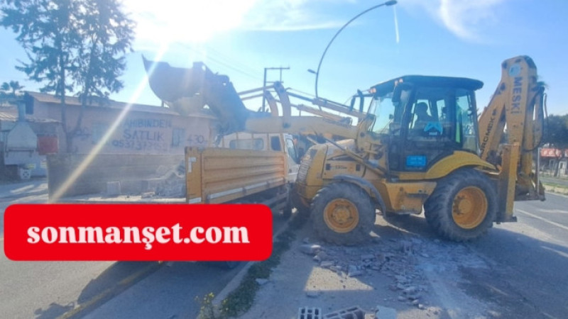 Kamyondan Dökülen Briketleri Büyükşehir Ekipleri Temizledi