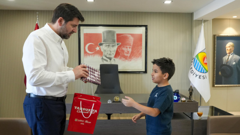 Dünya Şampiyonu Deniz Biçer Tarsus Belediye Başkanı Ali Boltaç'ı Ziyaret etti 