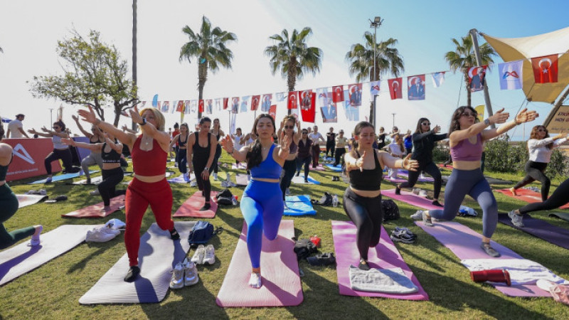 MERSİNLİLER BAHARIN ENERJİSİNİ SAHİLDE SPORLA YAŞADI