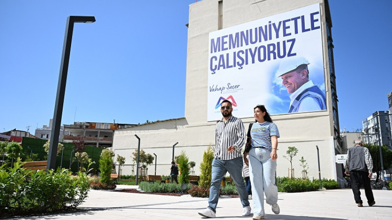 Mersin'de Çarşının Kalbinde Yeni Yaşam Alanı Kırmızı Lacivert Kent Meydanı Açıldı
