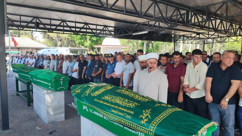 Tarsus Plajında Denizde Boğulan 4 kişi Toprağa Verildi