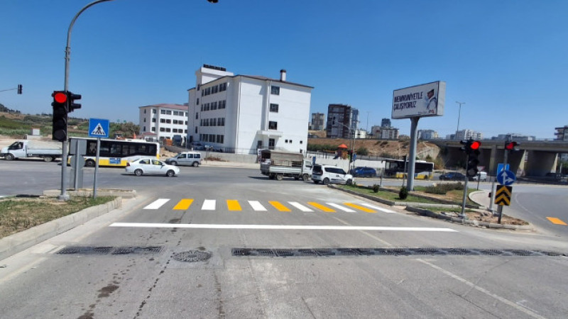 Büyükşehir'den Atatürk Caddesi ve Ümit Yaşar Oğuzcan Kavşağında Sürpriz Düzenleme